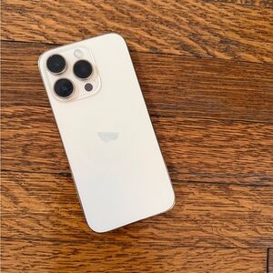 Apple iPhone 14 Pro in White